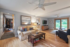 TV, books - Bright & Spacious Home near to Beaches and Dock Sq (Kennebunk)