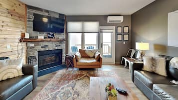 Studio (2 Bedrooms) | Living area | 42-inch flat-screen TV with digital channels, fireplace