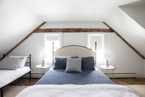 4 chambres, bureau, fer et planche à repasser, lit parapluie