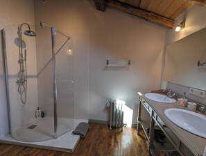 Habitación doble romántica, vista al jardín | Baño | Secadora de cabello 