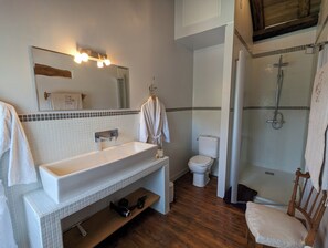 Chambre Triple Familiale, vue jardin | Salle de bain