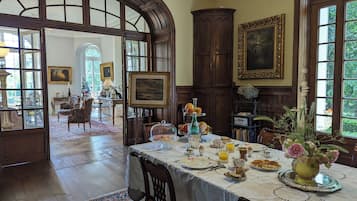 Petit déjeuner complet compris tous les jours