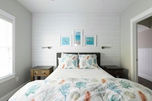 2 間睡房、書桌、熨斗/熨衫板、可攜式嬰兒床