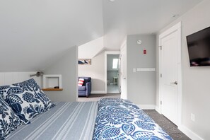 2 間睡房、書桌、熨斗/熨衫板、可攜式嬰兒床