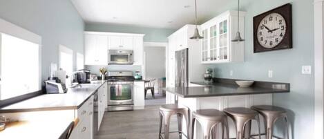 Jääkaappi, mikroaaltouuni, uuni, liesi