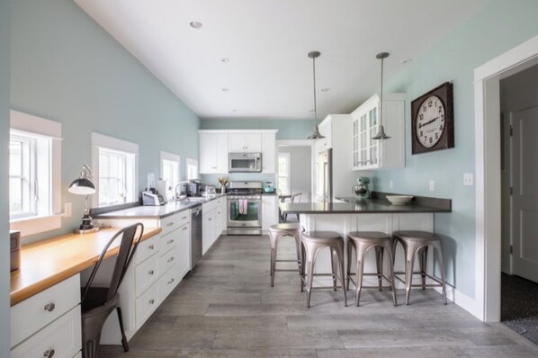 雪櫃、微波爐、焗爐、爐具