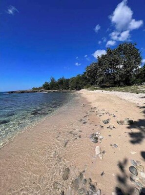 Plage, chaises longues, serviettes de plage
