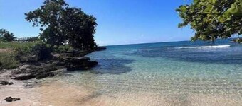 Steps away from the beach! Cabin Life @ Happy Life Villas