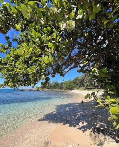 Steps away from the beach! Cabin Life @ Happy Life Villas