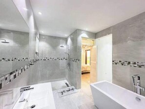 Bruser, hårtørrer, håndklæder, Sæbe