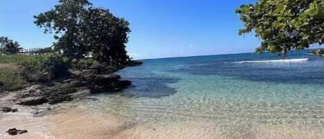 Sulla spiaggia, lettini da mare, teli da spiaggia