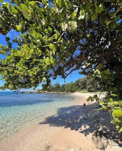 FREE WIFI & Steps from the beach, Room 5 @ Happy Life Villas