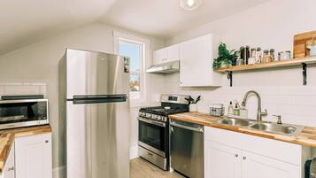 冷蔵庫、電子レンジ、オーブン、コンロ