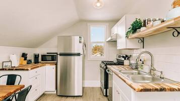 冷蔵庫、電子レンジ、オーブン、コンロ