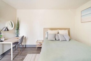 1 bedroom, desk, iron/ironing board, WiFi - Convenient Studio w/ Queen bed - Prime Location in Little Italy! (San Diego)