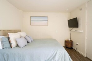 1 bedroom, desk, iron/ironing board, WiFi - Convenient Studio w/ Queen bed - Prime Location in Little Italy! (San Diego)