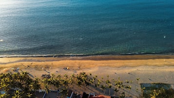 Pantai di sekitar, payung pantai, dan 2 bar pantai