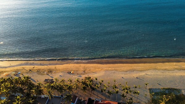 Beach nearby, beach umbrellas, 2 beach bars - Wirikuta Hotel Boutique (Lo de Marcos)