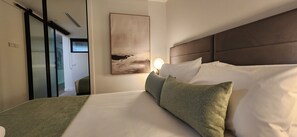 2 室のベッドルーム、アイロン / アイロン台、WiFi (無料)