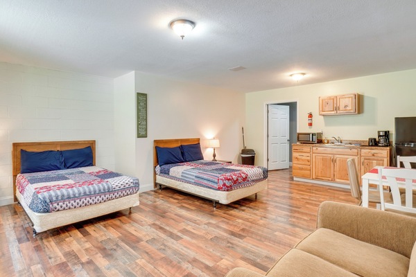 Briceville Vacation Rental | Studio | 1BA | 4 Steps Required | 420 Sq Ft