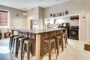 Kylskåp, mikrovågsugn, spishäll och kaffe- och tebryggare