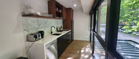 Micro-ondes, four, plaque de cuisson, lave-vaisselle