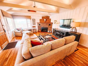 Smart TV, video games, table football - Gorgeous Home by The Broadmoor Hotel & Cheyenne Mtn Zoo!
 (Colorado Springs)