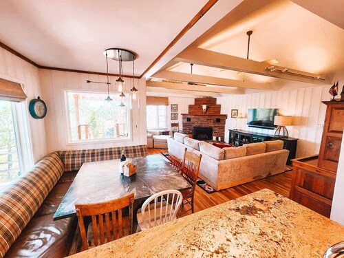 Gorgeous Home by The Broadmoor Hotel & Cheyenne Mtn Zoo!
