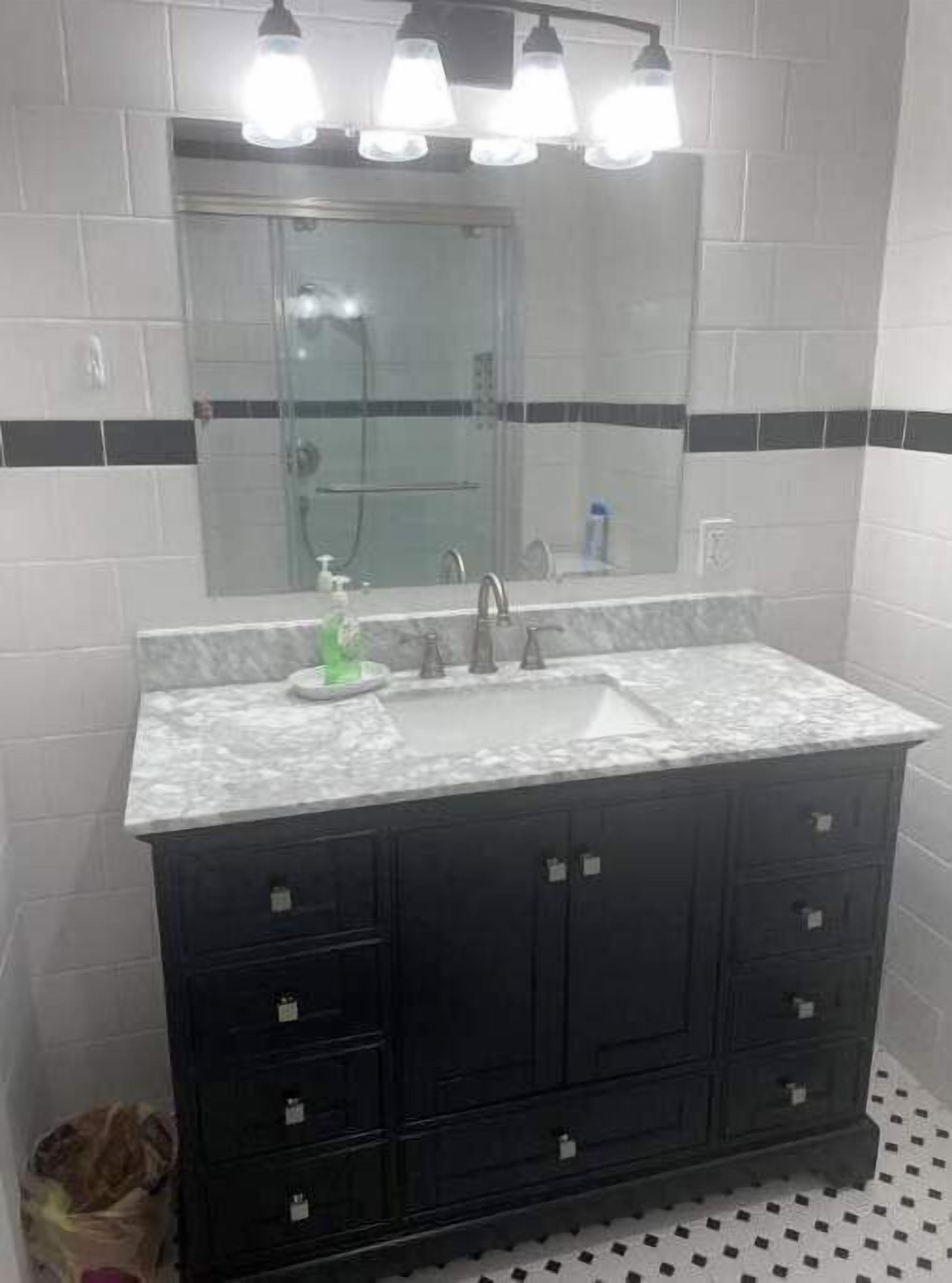 Dusj, hårføner, håndklær og såpe