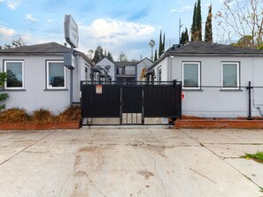 Exterior - Cozy Studio City Studio #2 (Studio City)