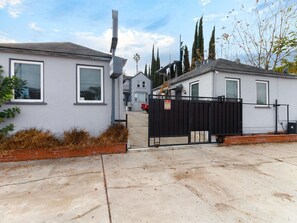 Exterior - Cozy Studio City Studio #2 (Studio City)