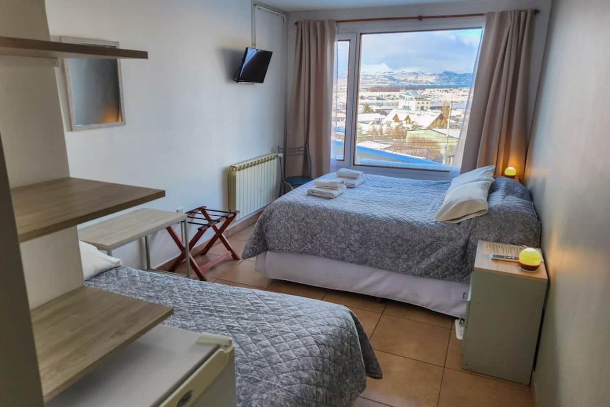 Driepersoonskamer, uitzicht op zee | 1 slaapkamer, gratis wifi, beddengoed