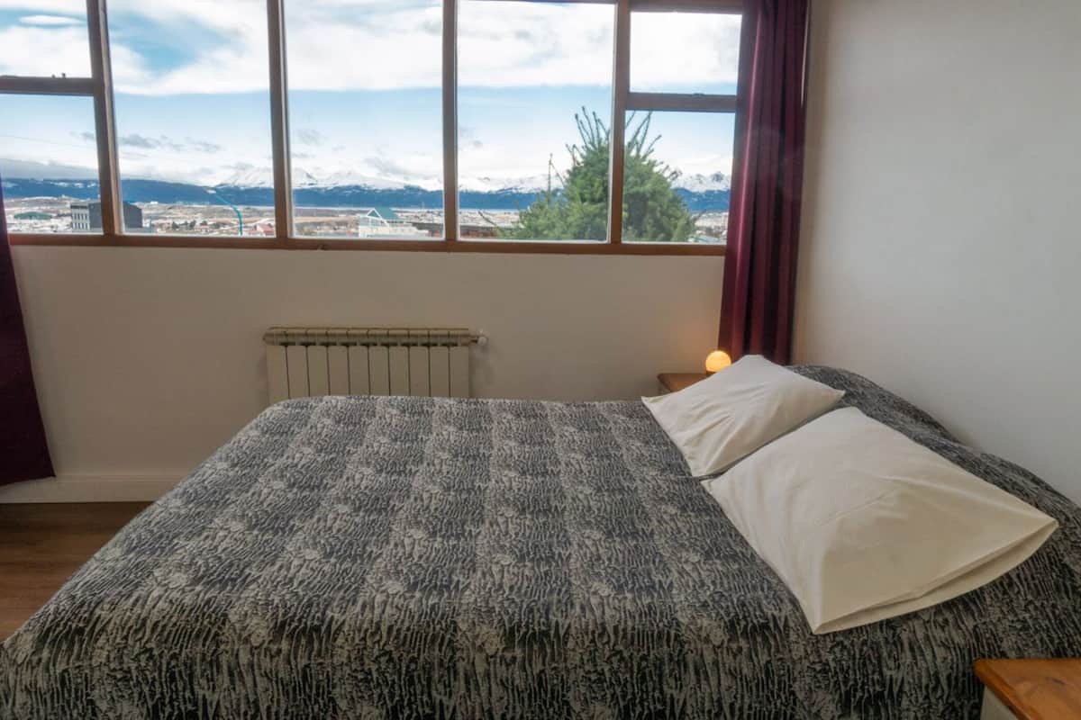 Kamer, 1 twee- of 2 eenpersoonsbedden, uitzicht op bergen | 1 slaapkamer, gratis wifi, beddengoed