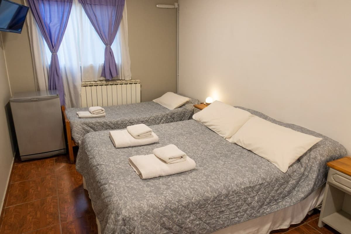 Driepersoonskamer, meerdere bedden, niet-roken | 1 slaapkamer, gratis wifi, beddengoed