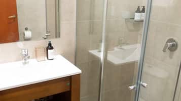 Kamar Double atau Twin, pemandangan gunung | Kamar mandi | Shower, pengering rambut, handuk, dan sabun