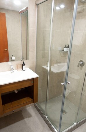 Habitación con 1 cama matrimonial o 2 individuales, vista a la montaña | Baño | Regadera, secadora de cabello, toallas, jabón 