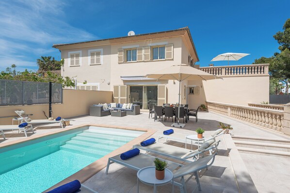 Una piscina al aire libre