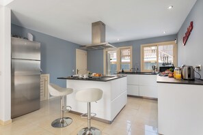 Frigorifero, microonde, piano cottura, lavastoviglie