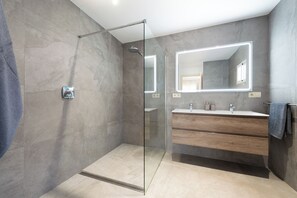 Ducha, secador de pelo, bidé y toallas