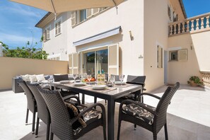 Outdoor dining - Villa Isabella a 250 Mtrs de la Playa , Villa Ideal Para Familias y Ciclistas (Muro)