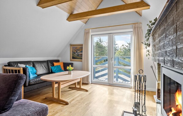 Fernseher, Kamin, DVD-Player, Stereoanlage