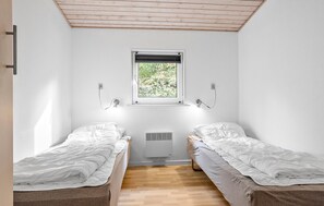 6 bedrooms, travel crib, free WiFi - Stunning home in Vestervig with sauna (Vestervig)