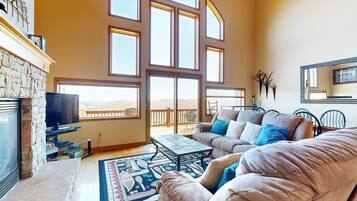 Télévision, cheminée, lecteur de DVD, baby-foot