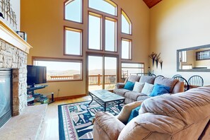 Een televisie, een open haard, een dvd-speler en tafelvoetbal