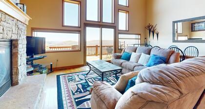 Outdoor enthusiast dream with private hot tub & stunning views