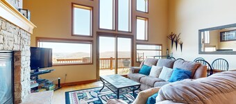 Outdoor enthusiast dream with private hot tub & stunning views