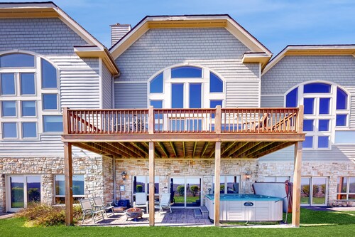 Outdoor enthusiast dream with private hot tub & stunning views