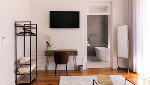 A modern bathroom with a bathtub, toilet, and sink. - Quinta dos Tojais (Celorico de Basto)