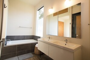 Assecador de cabells, bidet, tovalloles i sabó