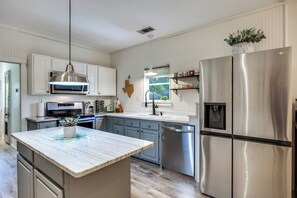 Een koelkast, een magnetron, een oven, een kookplaat